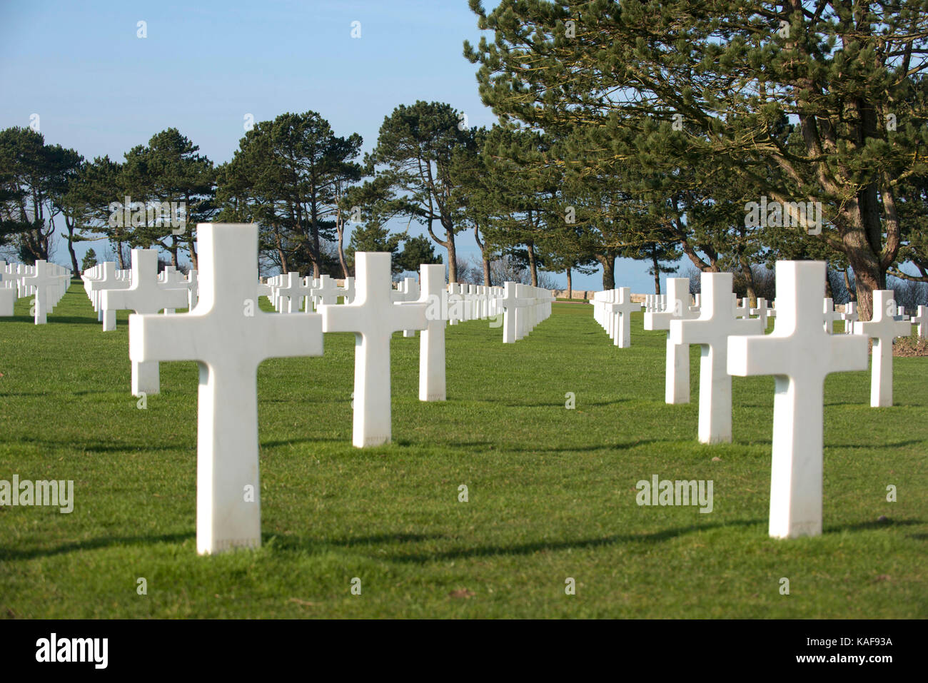 Colleville-sur-Mer (Normandie, Frankreich): Kreuze der amerikanischen Weltkrieg II Friedhof überhängenden Omaha Beach, einem der fünf Landung ar Stockfoto