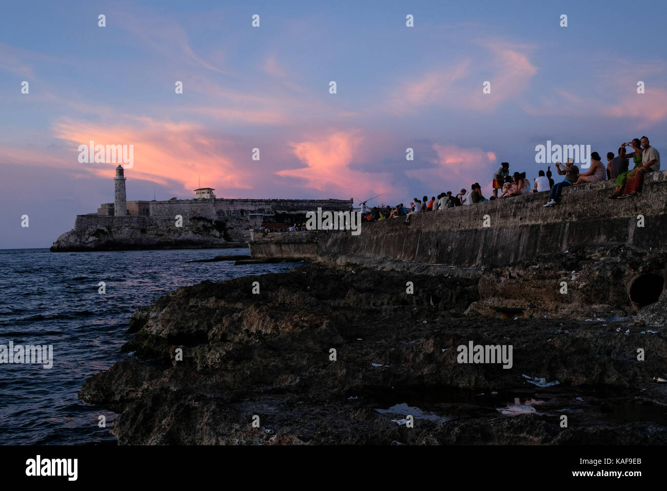 Sonnenuntergang auf dem Malecón in Havanna, Kuba. Stockfoto