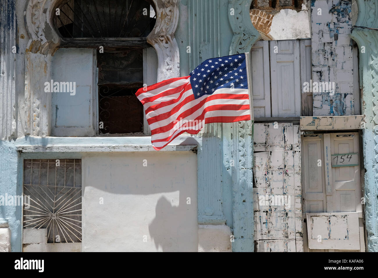 Flagge der Vereinigten Staaten fliegen außerhalb eines heruntergekommenen Gebäude in Centro Habana in Havanna, Kuba. Stockfoto