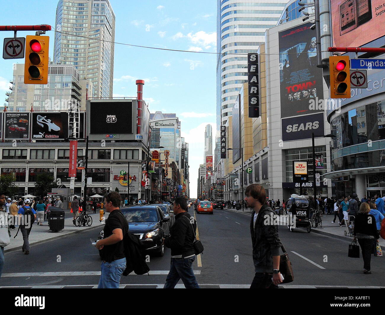 Schnittpunkt der Dundas Street und Yonge Street an Dundas Square in Toronto, Ontario, Kanada Stockfoto