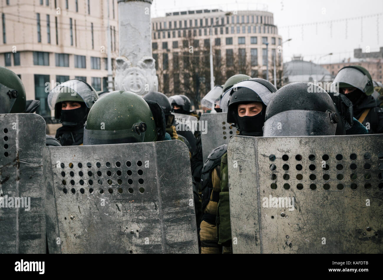 Minsk, Weißrussland - März 25, 2017 - spezielle Polizeieinheit mit Schutzvorrichtungen gegen Demonstranten. Belarussische Menschen beteiligen sich an den Protesten gegen das Dekret Stockfoto