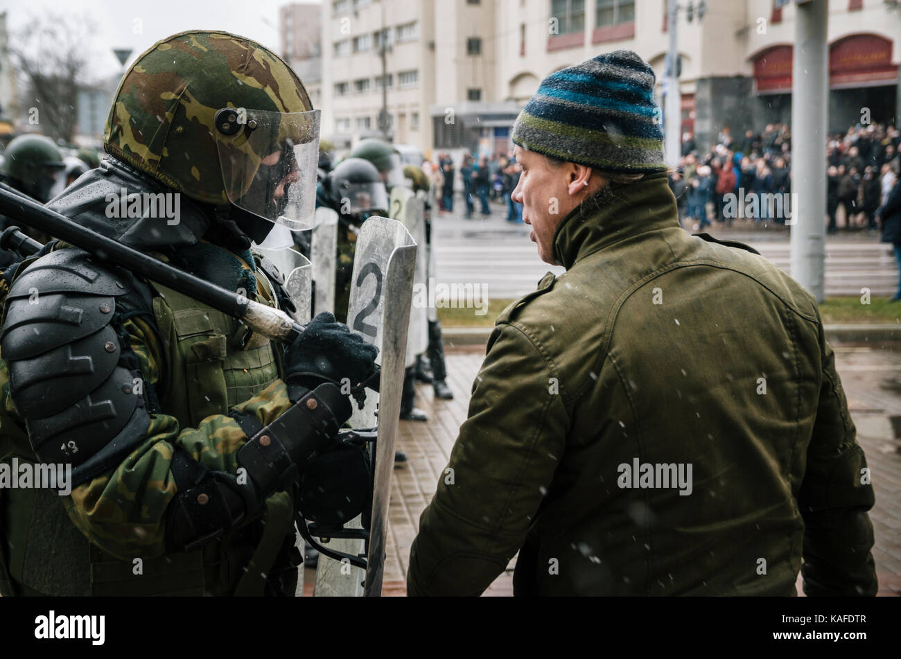 Minsk, Weißrussland - März 25, 2017 - spezielle Polizeieinheit mit Schutzvorrichtungen gegen Demonstranten. Belarussische Menschen beteiligen sich an den Protesten gegen das Dekret Stockfoto