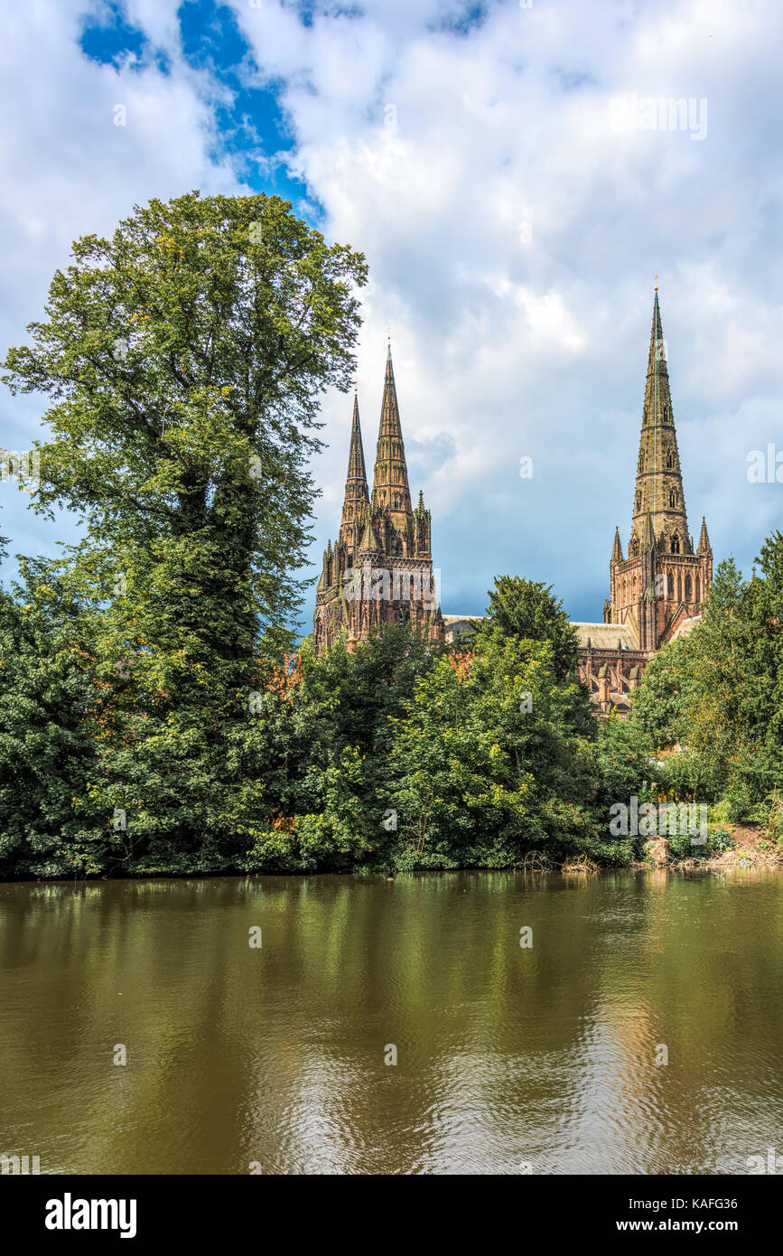 Ein Blick auf die Drei Türme der Kathedrale von Lichfield aus Münster pool Stockfoto