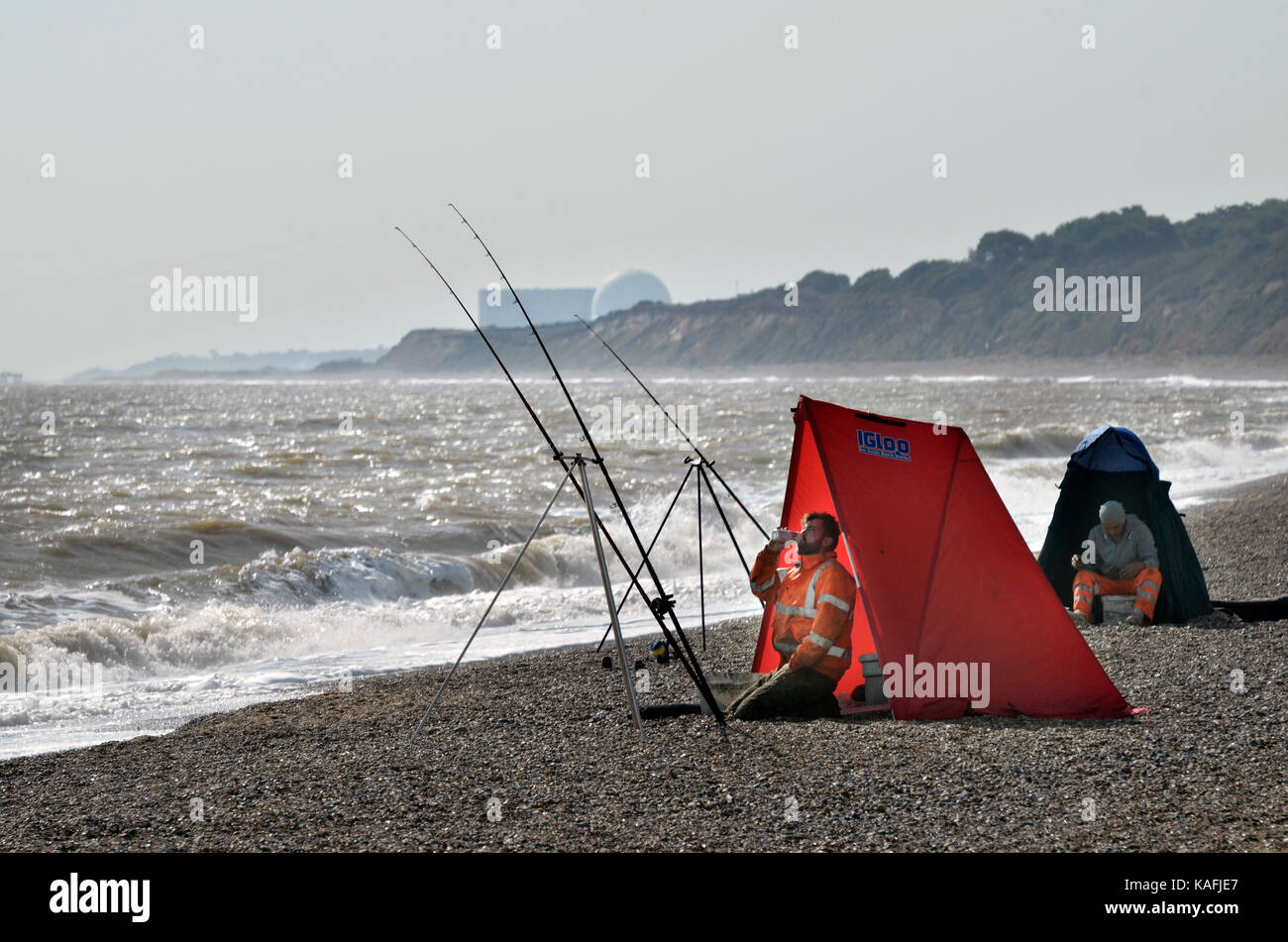 Männer angeln im Meer am Strand von dunwich Suffolk england Stockfoto