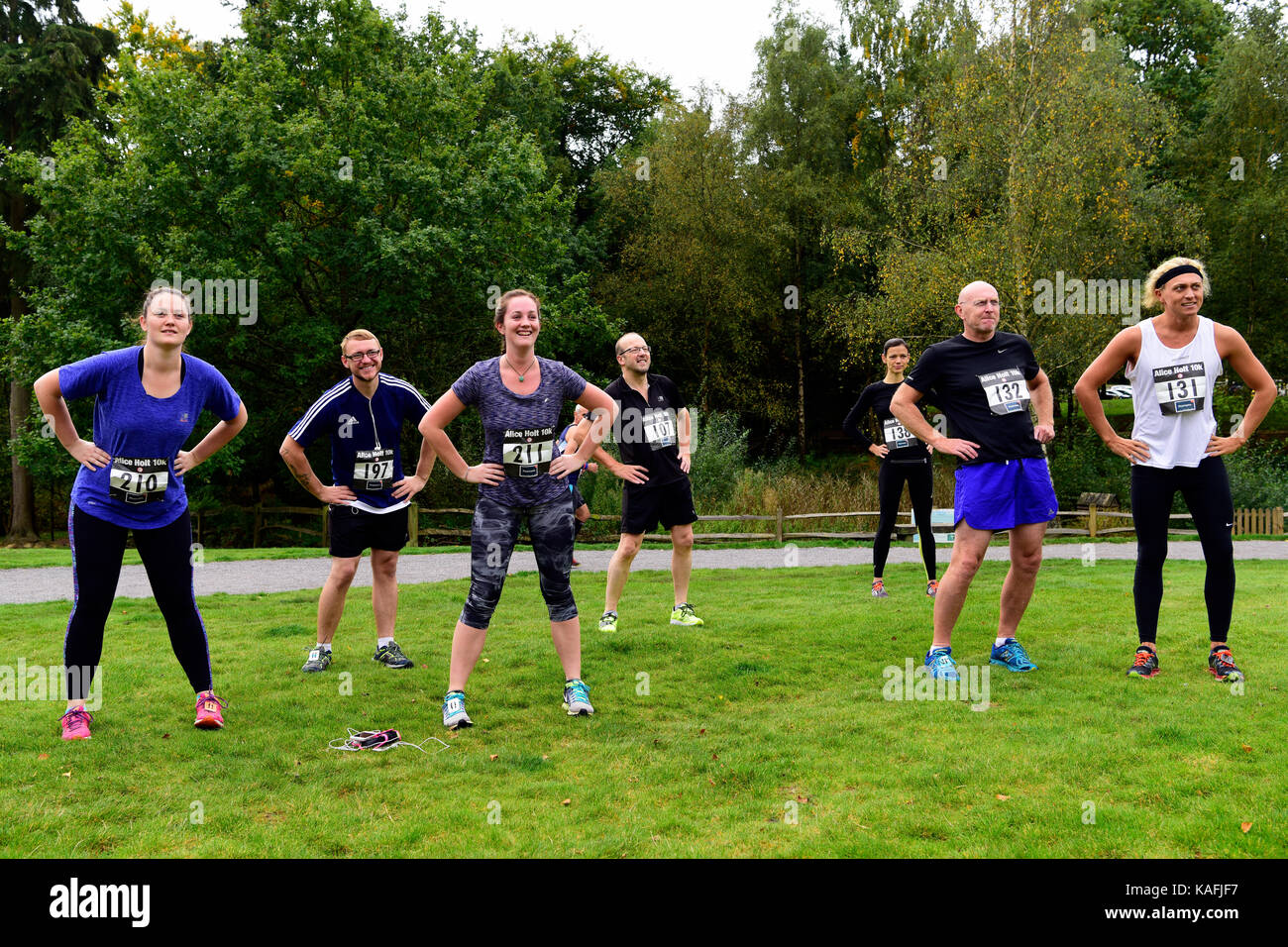 Gruppe von Läufern Aufwärmen vor einem 5 km & 10 km Rennen, Alice holt Wald, Farnham, Surrey, Großbritannien. Samstag, 23. September 2017. Stockfoto