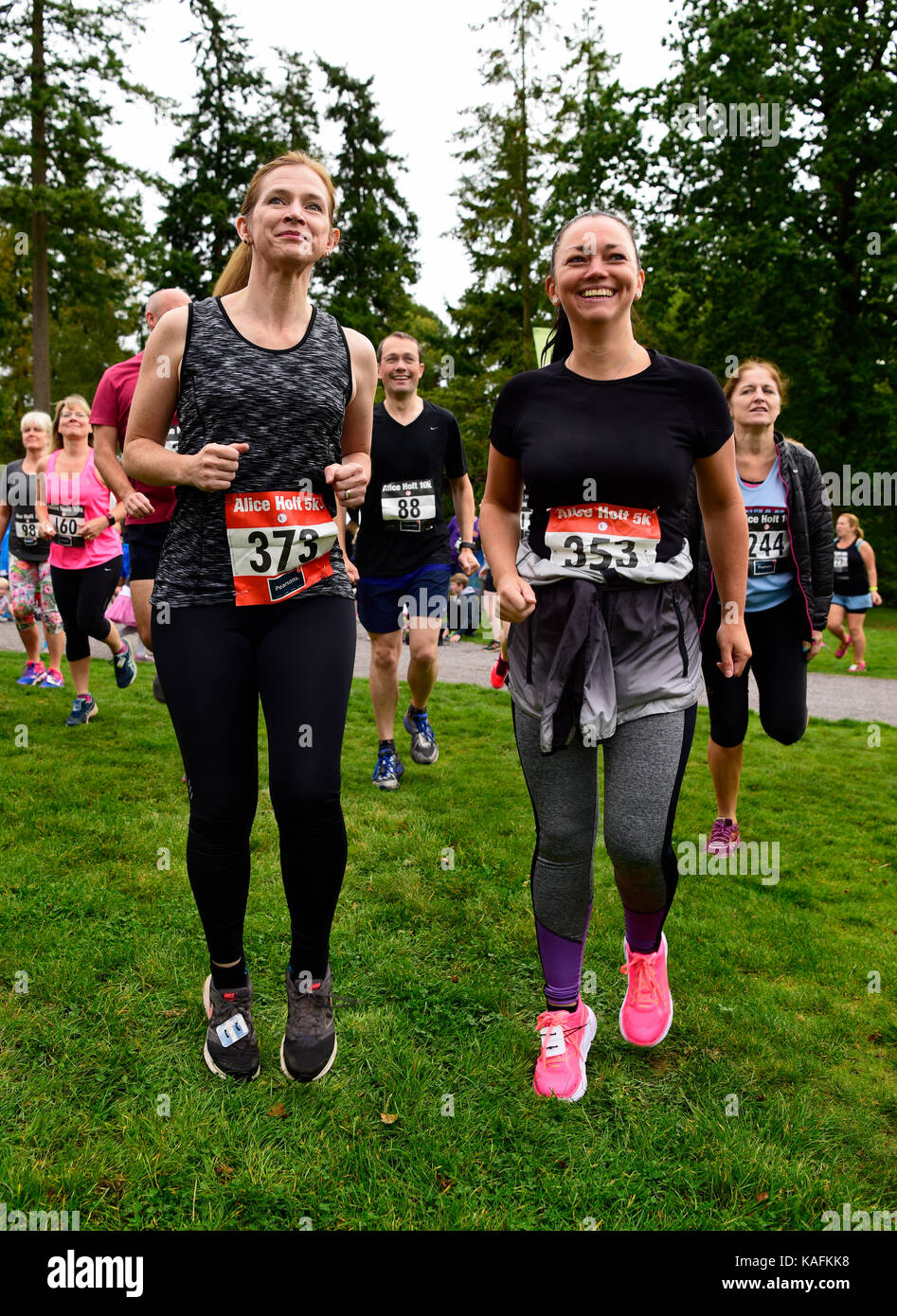 Gruppe von Läufern Aufwärmen vor einem 5 km & 10 km Rennen, Alice holt Wald, Farnham, Surrey, Großbritannien. Samstag, 23. September 2017. Stockfoto