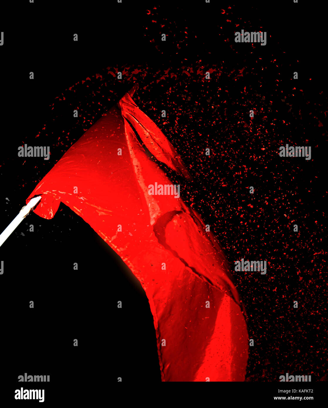 Digital verbesserte Bild der roten kommunistischen Bewegung Flagge hoch während eines Protestes Stockfoto
