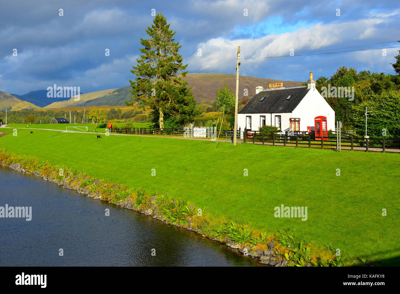 Kanal und Häuschen im Gairlochy - Schottland Stockfoto