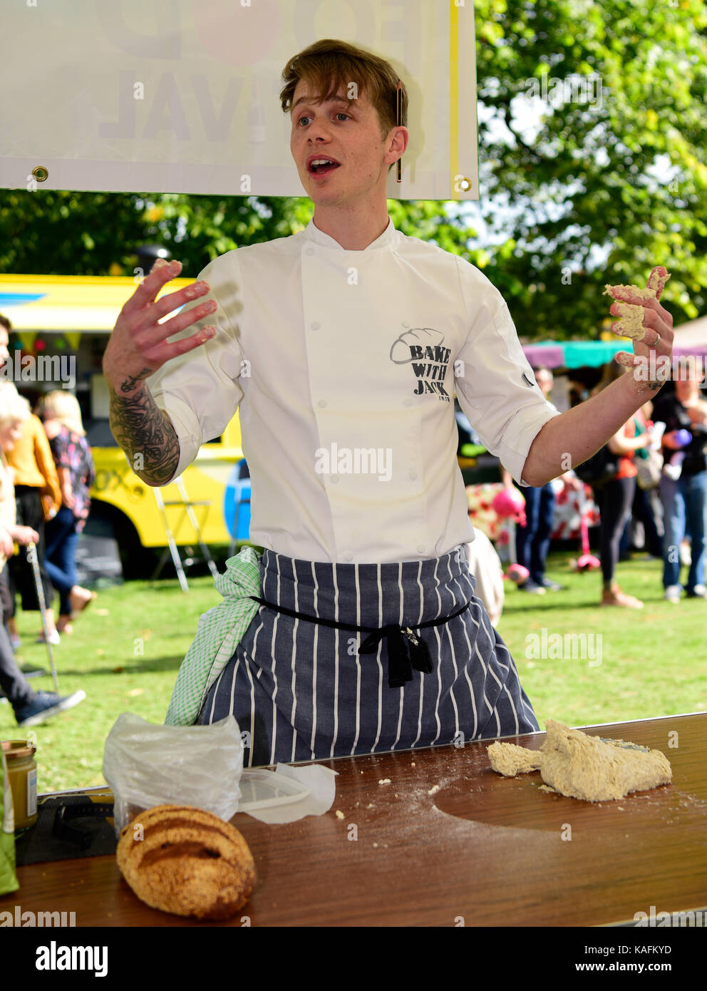 Baker, die eine Demonstration an einem lokalen Food Festival, Löwe Grün, Wey Hill, Haslemere, Surrey, Großbritannien. 23. September 2017. Stockfoto