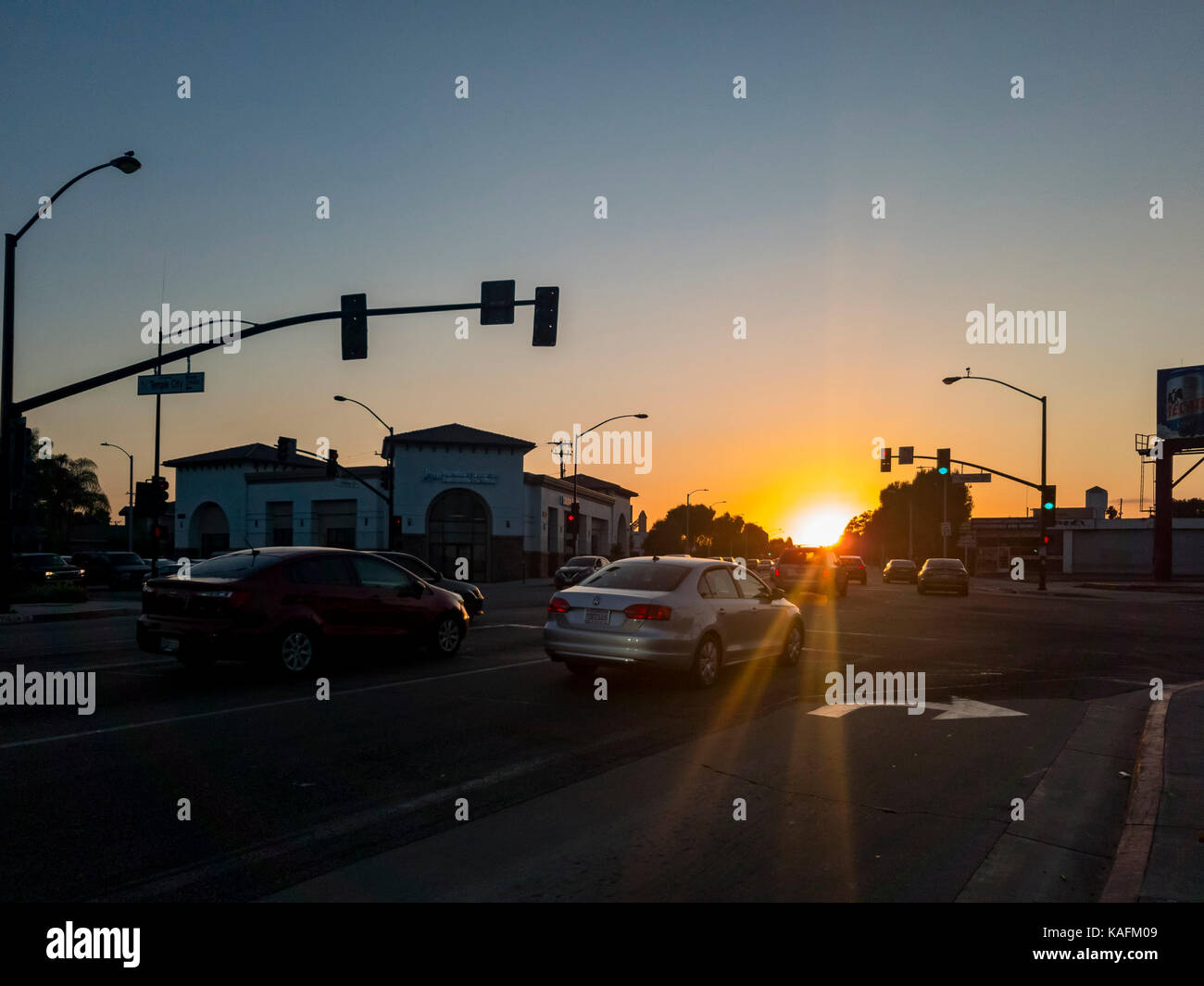 Temple City, SEP 22: Sonnenuntergang Blick auf die tntersection von Valley Blvd und Temple City Blvd am 22.September 2017 im Temple City, Kalifornien, USA Stockfoto