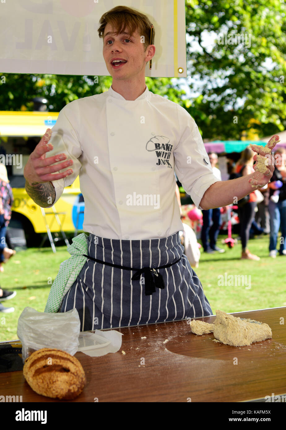 Baker, die eine Demonstration an einem lokalen Food Festival, Löwe Grün, Wey Hill, Haslemere, Surrey, Großbritannien. 23. September 2017. Stockfoto