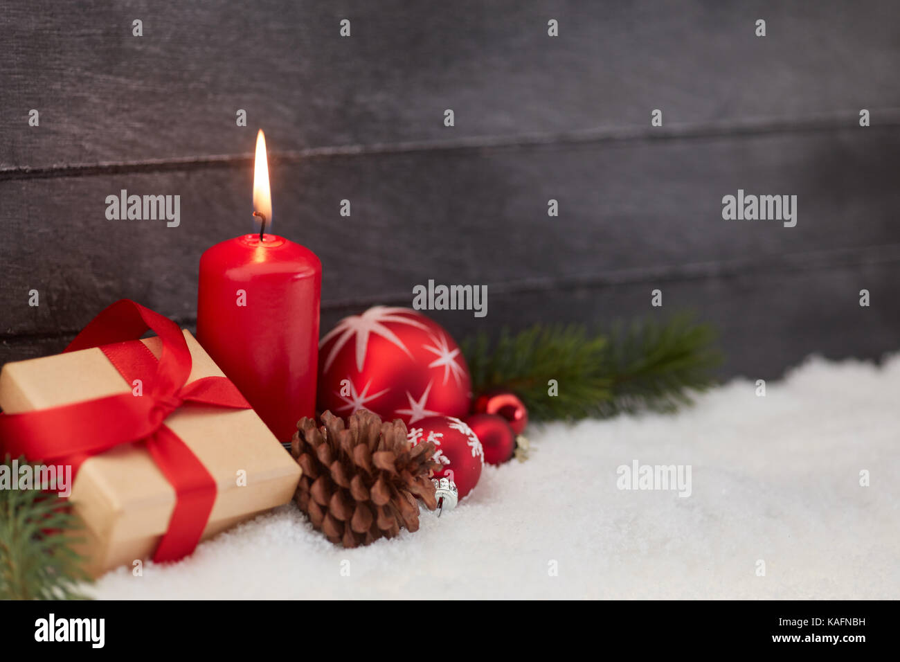 Weihnachtsdekoration mit Kerze als Hintergrund mit Dekoration Stockfoto