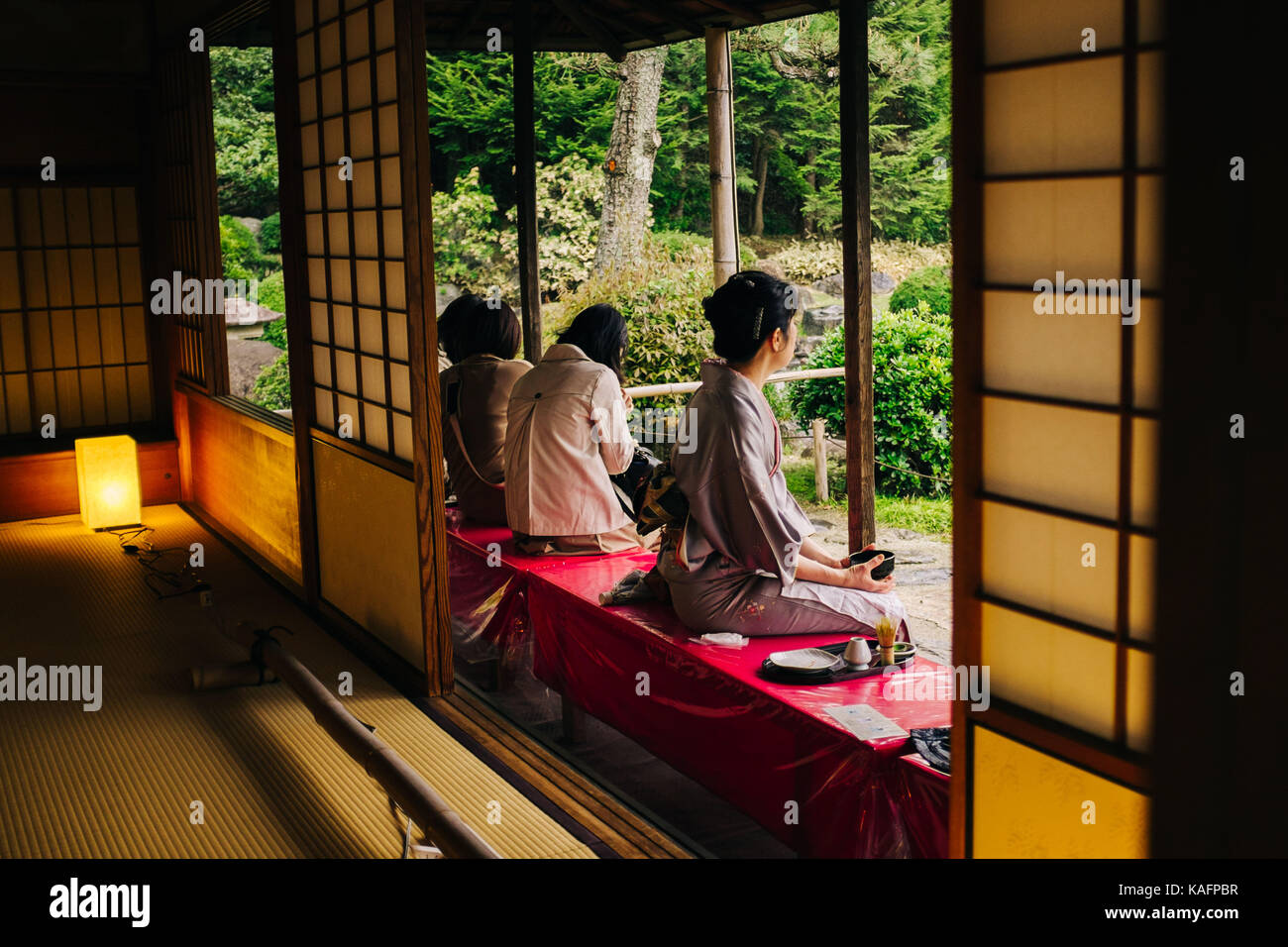 Jeden Tag Street Scene in Japan. Japanische Frauen in traditionellen Kimonos Tee trinken. Stockfoto