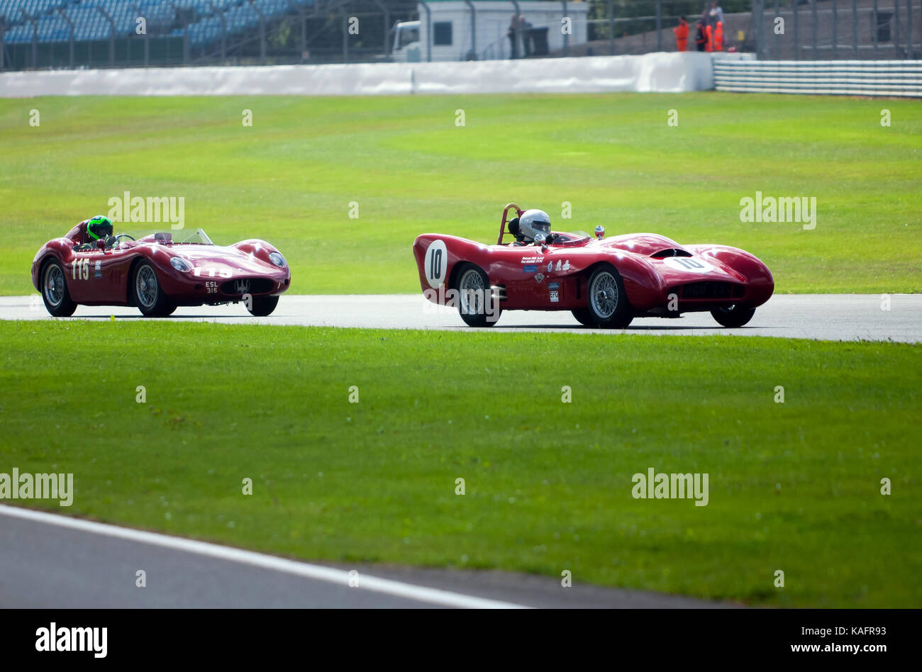 Ein 1955, Lotus Mk X a 1957, Maserati 250 S, während der woodcote Trophy Rennen führt, Teil der Silverstone Classic 2017 Stockfoto