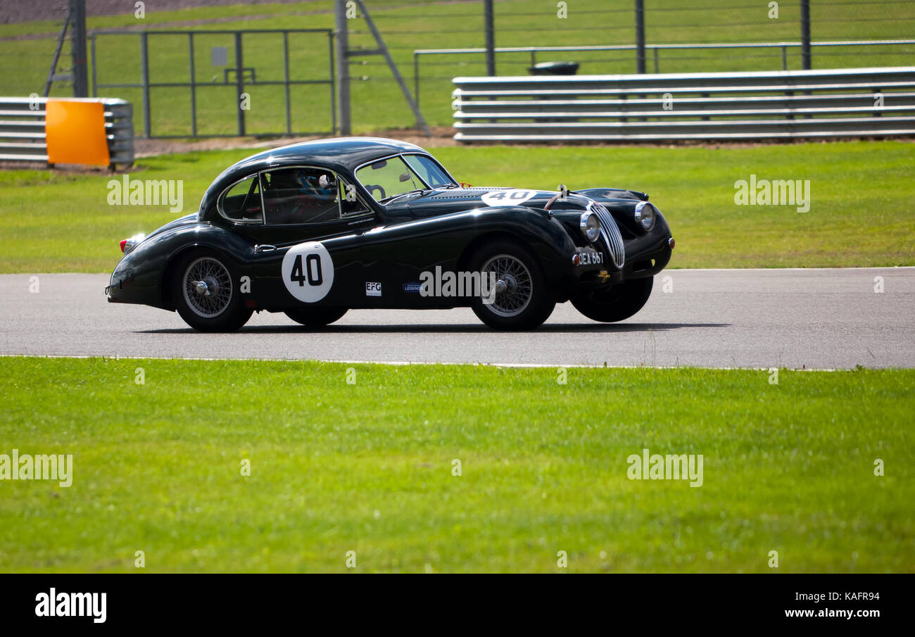 Ein Jaguar XK140 aus dem Jahr 1955, der beim Silverstone Classic 2017 in der Woodcote Trophy für Pre 56'-Sportwagen antritt Stockfoto