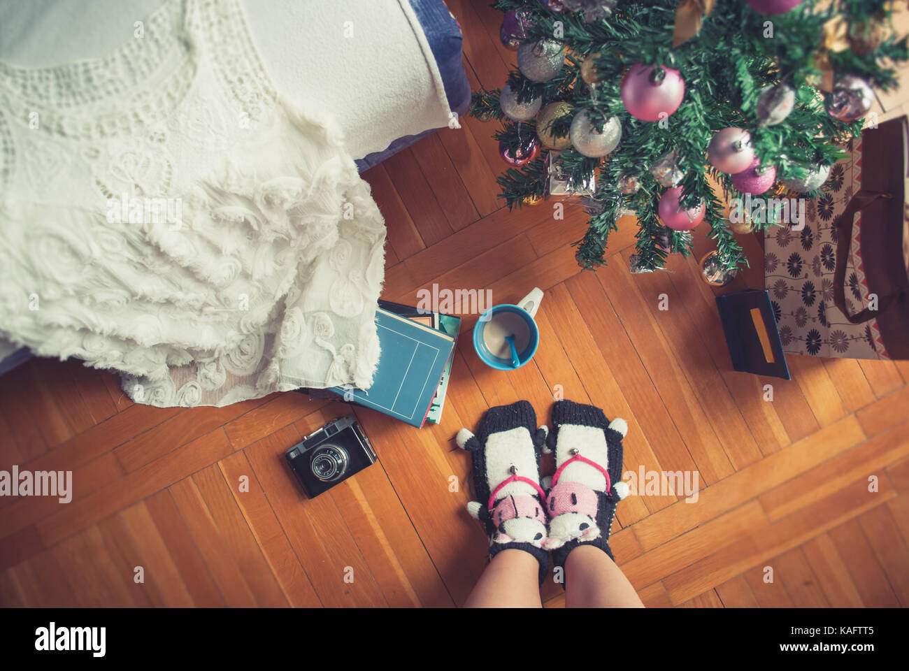 Weihnachtsbaum mit festlichen Details, die den morgendlichen Tasse Kaffee beginnt, und Kunst, in ein gemütliches Heim Ankleidezimmer Stockfoto
