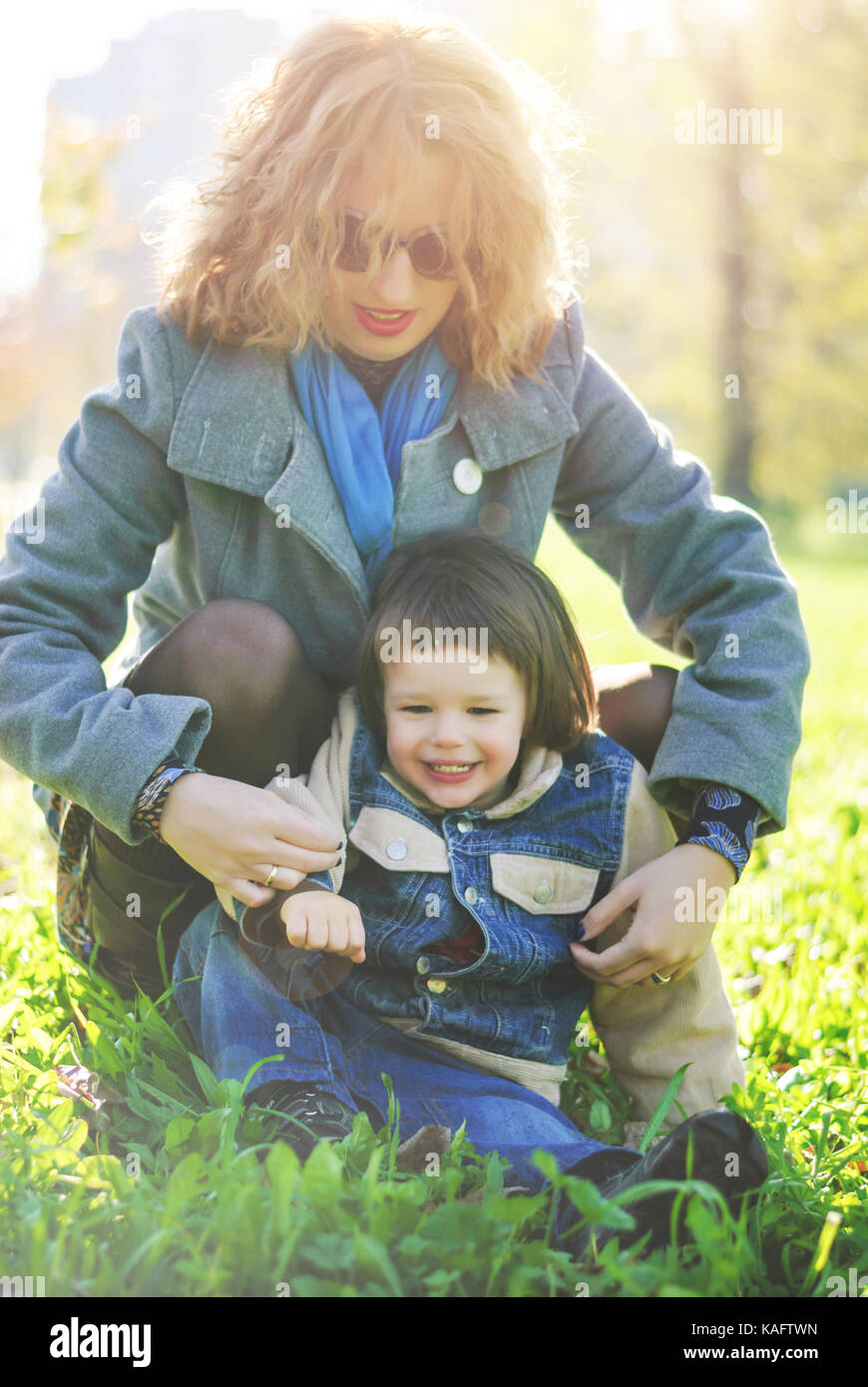 Mama und ihrem kleinen Sohn spielen im Park, Herbst Momente Stockfoto