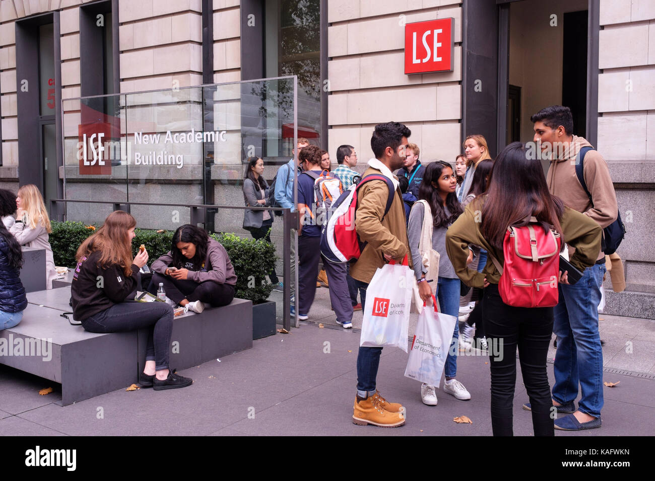 Studenten, die an der London School of Economics und Politische Wissenschaft außerhalb der Universität neue akademische Gebäude, London, UK. Stockfoto