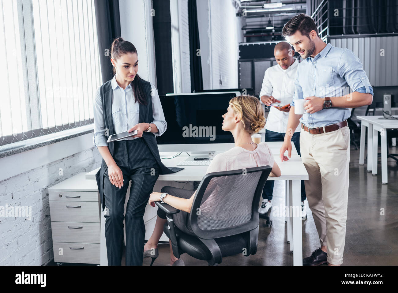 Junge Geschäftsleute im Büro Stockfoto