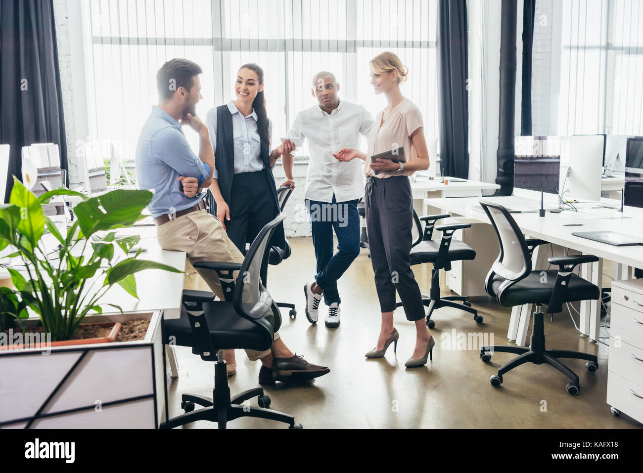 Kollegen sprechen in Office Stockfoto