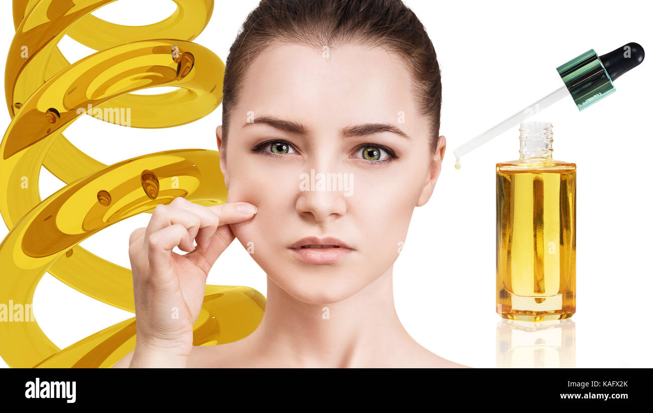 Kosmetische Öl durch Anwendung auf dem Gesicht der jungen Frau. Stockfoto
