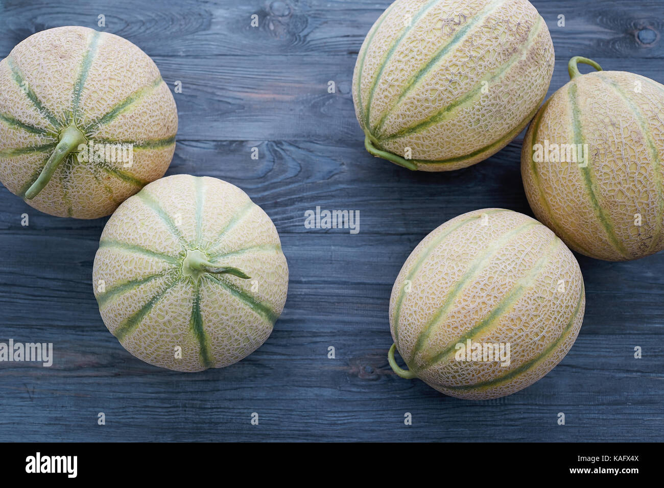Hohe Betrachtungswinkel und frische Melone auf hölzernen Tisch. Stockfoto