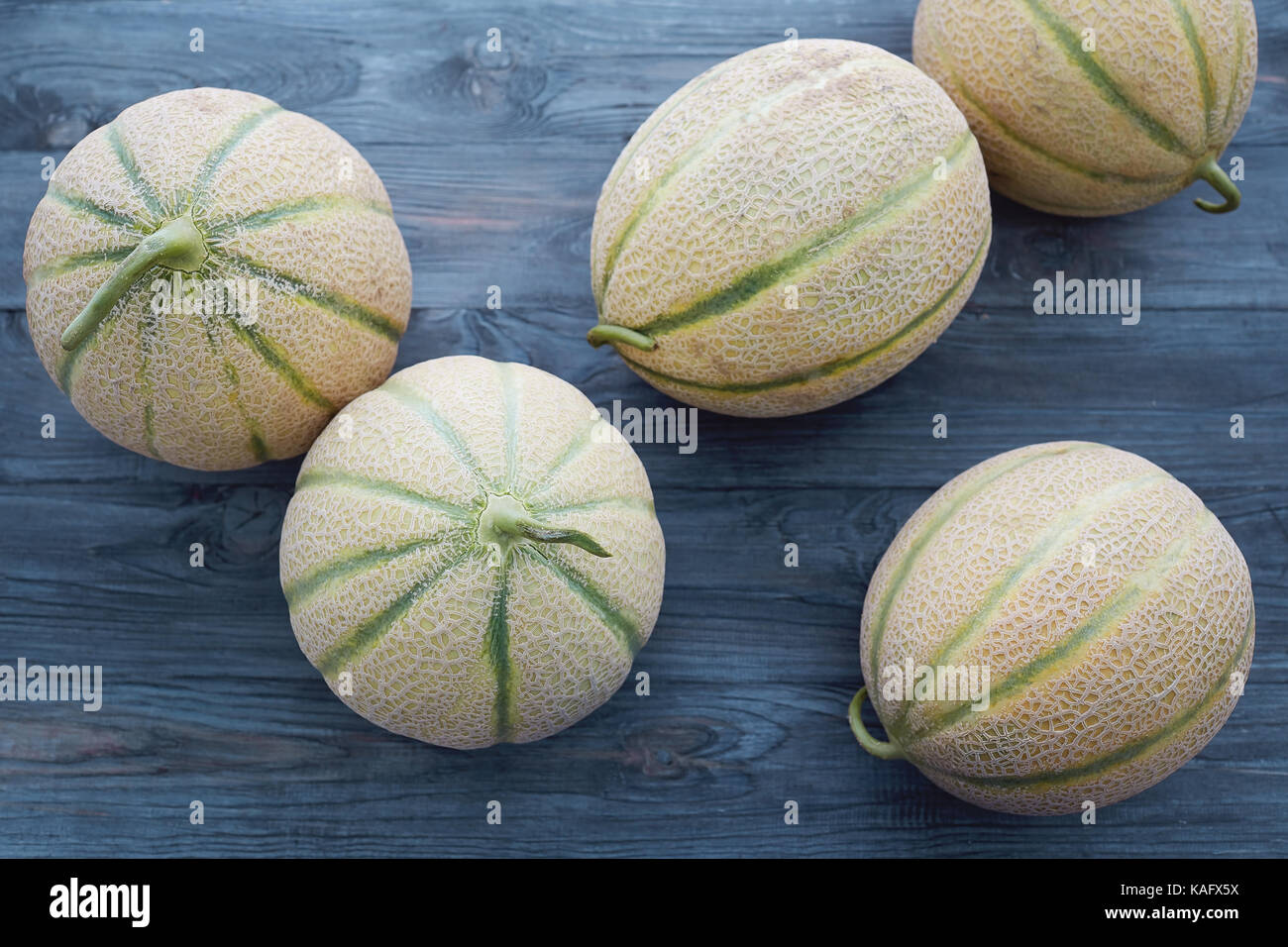 Hohe Betrachtungswinkel und frische Melone auf hölzernen Tisch. Stockfoto