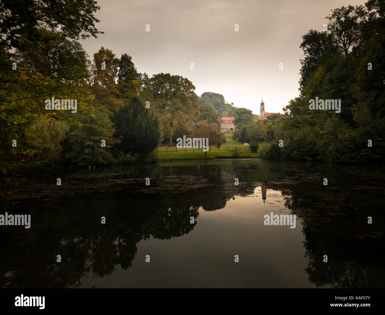 Blick über den Teich zu ein typisch deutsches Dorf Stockfoto
