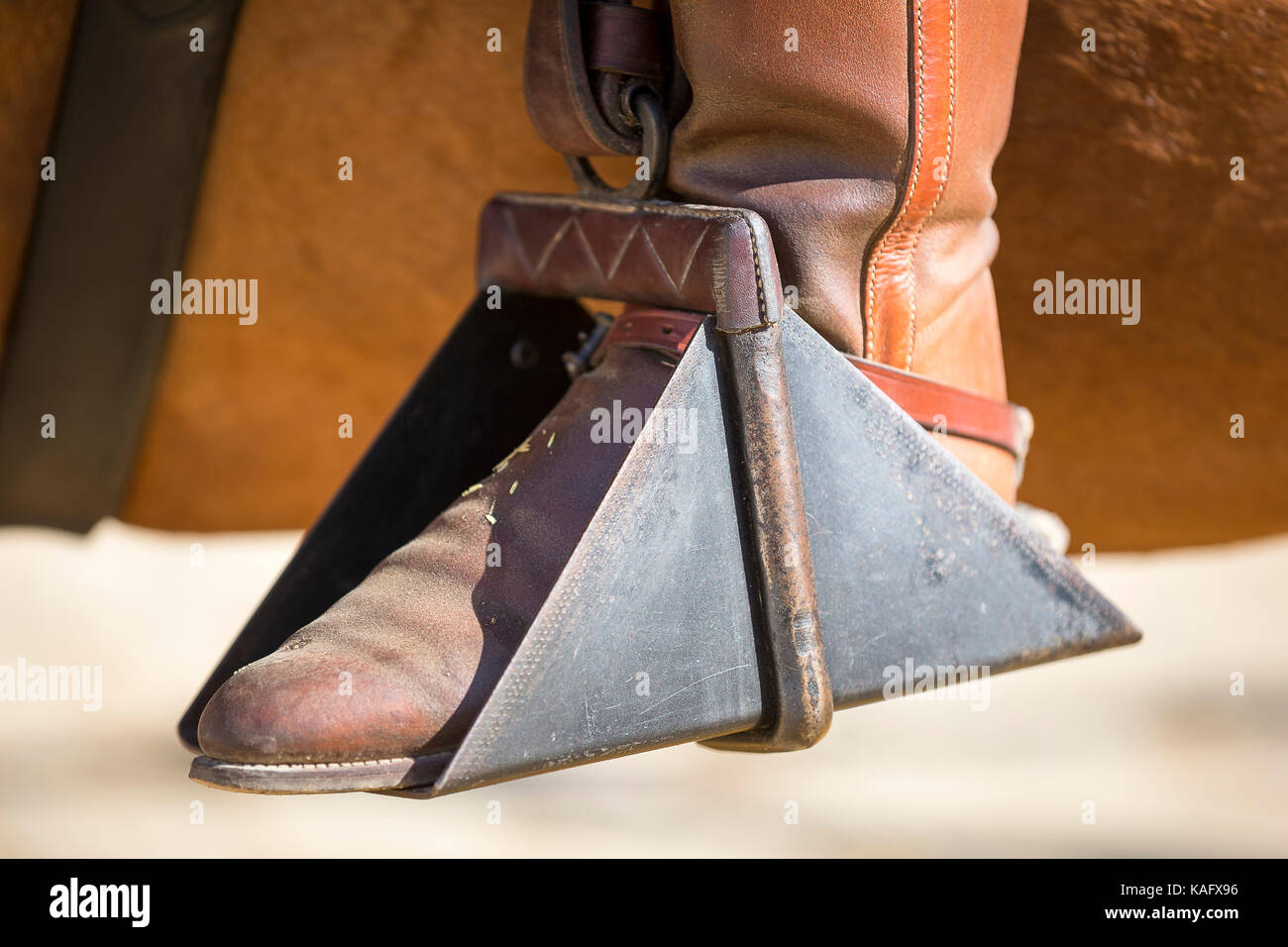 Reine Spanische Pferd, Andalusische. Traditionelle spanische Vaquero Steigbügel. Spanien Stockfoto