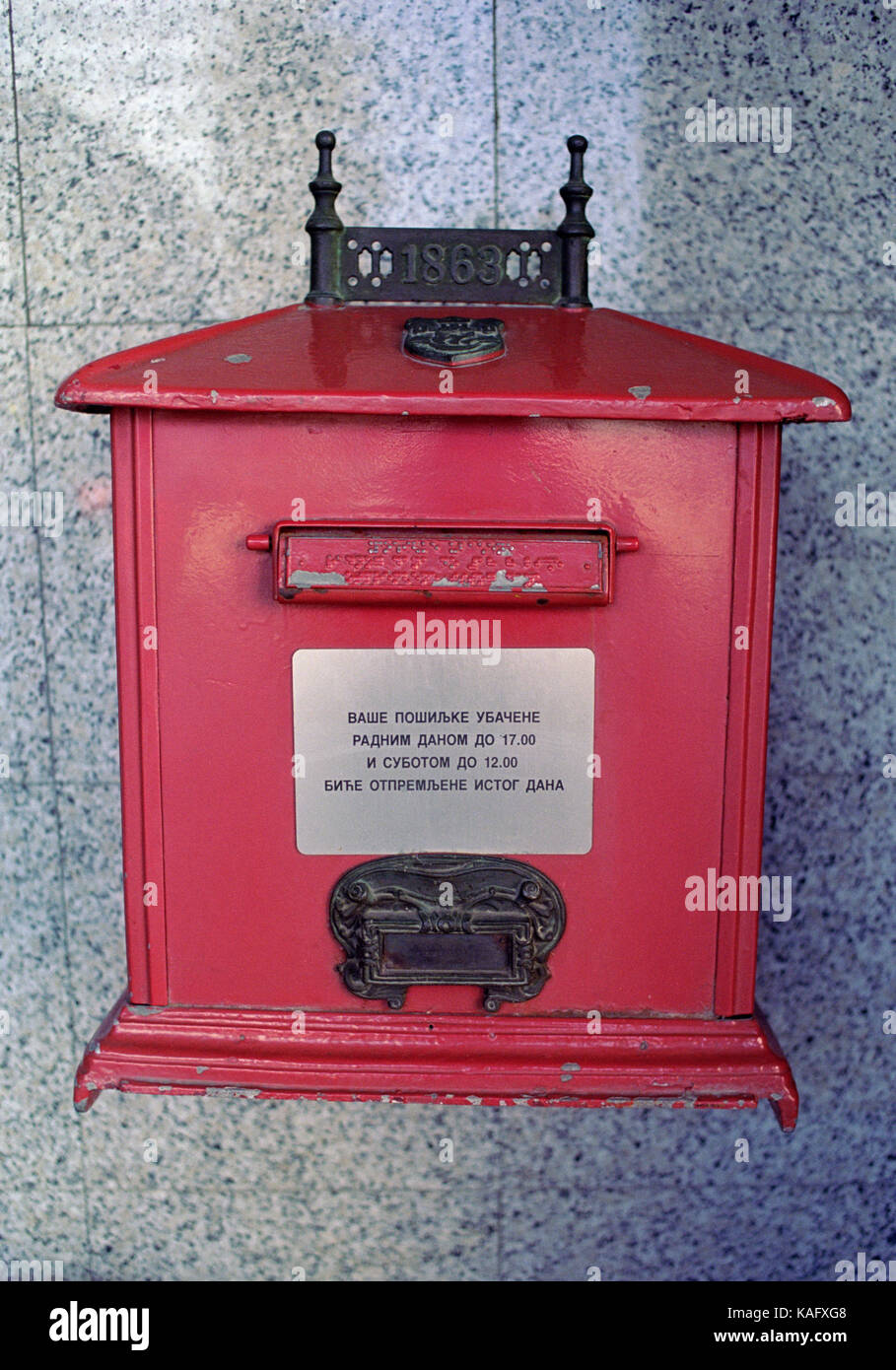 Serbien - BRIEFKASTEN - 1868 BRIEFKASTEN - RED LETTER BOX - VINTAGE BRIEFKASTEN - SERBISCHE VINTAGE - SILBER FILM © F. BEAUMONT Stockfoto