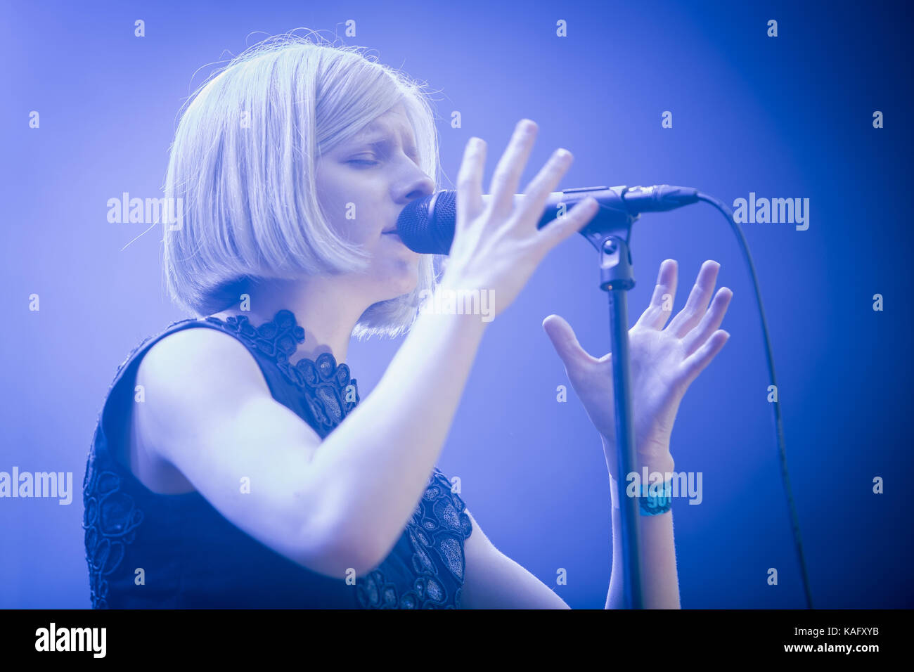 Die junge und talentierte norwegische Sängerin, Musikerin und Songwriterin AURORA spielt ein Live-Konzert beim norwegischen Musikfestival Bergenfest 2015 in Bergen. Norwegen, 13/06 2015. Stockfoto