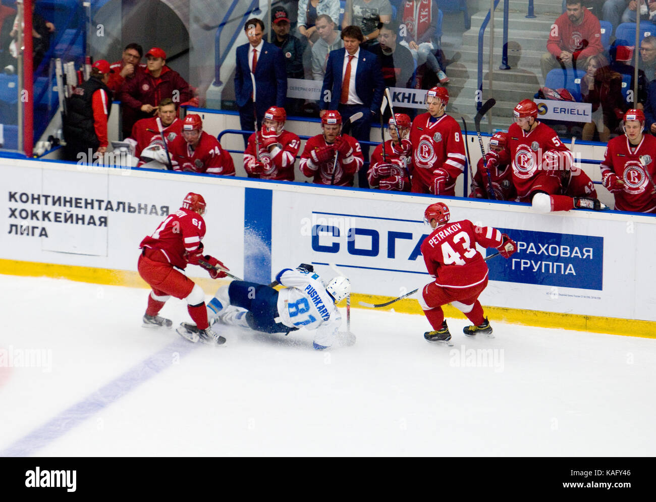 PODOLSK, Russland - 10. SEPTEMBER 2017: M. Afinogenov (61) versus K. Pushkaryov (81) auf Hockey Game Vityaz vs Barys am 10 Russland KHL-Meisterschaft am 10. September 2017, in Podolsk, Russland. Witjas gewann 5:1. Stockfoto