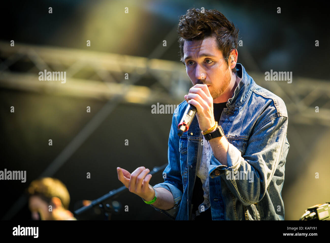Die Englische indie rock und synth pop band Bastille (stilisiert als BΔSTILLE) führt ein Live Konzert in der norwegischen Musik Festival Bergenfest 2015 in Bergen. Hier Sänger Dan Smith ist live auf der Bühne. Norwegen, 12/06 2015. Stockfoto