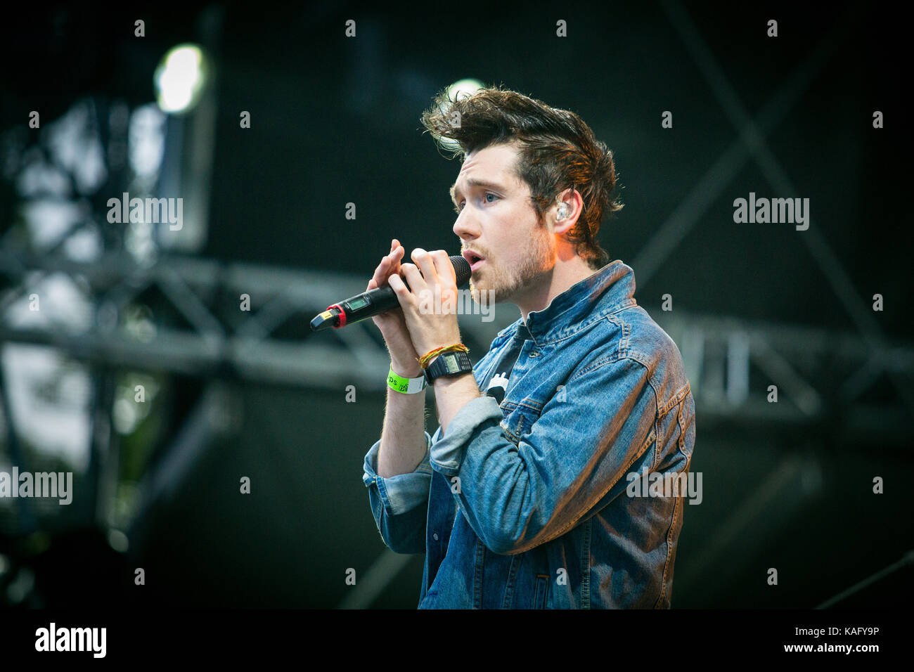 Die Englische indie rock und synth pop band Bastille (stilisiert als BΔSTILLE) führt ein Live Konzert in der norwegischen Musik Festival Bergenfest 2015 in Bergen. Hier Sänger Dan Smith ist live auf der Bühne. Norwegen, 12/06 2015. Stockfoto