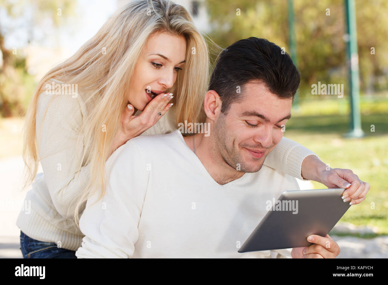 Behinderte Menschen und seine Freundin mit digitalen Tablet Stockfoto