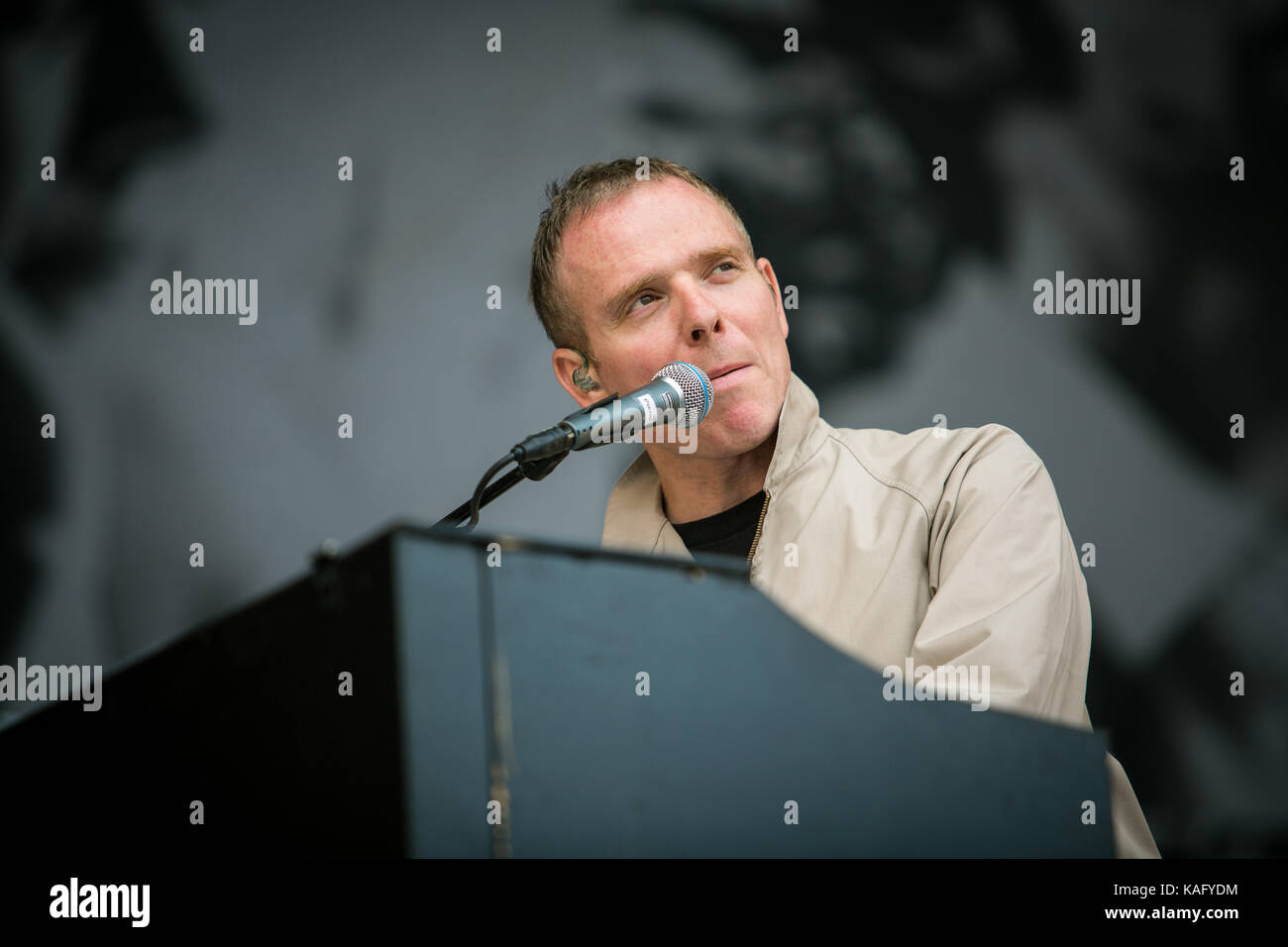 Die schottische Indie-Pop-Band Belle and Sebastian gibt ein Live-Konzert beim norwegischen Musikfestival Øyafestivalen 2015. Hier ist Sänger und Musiker Stuart Murdoch live auf der Bühne zu sehen. Norwegen, 12/08 2015. Stockfoto