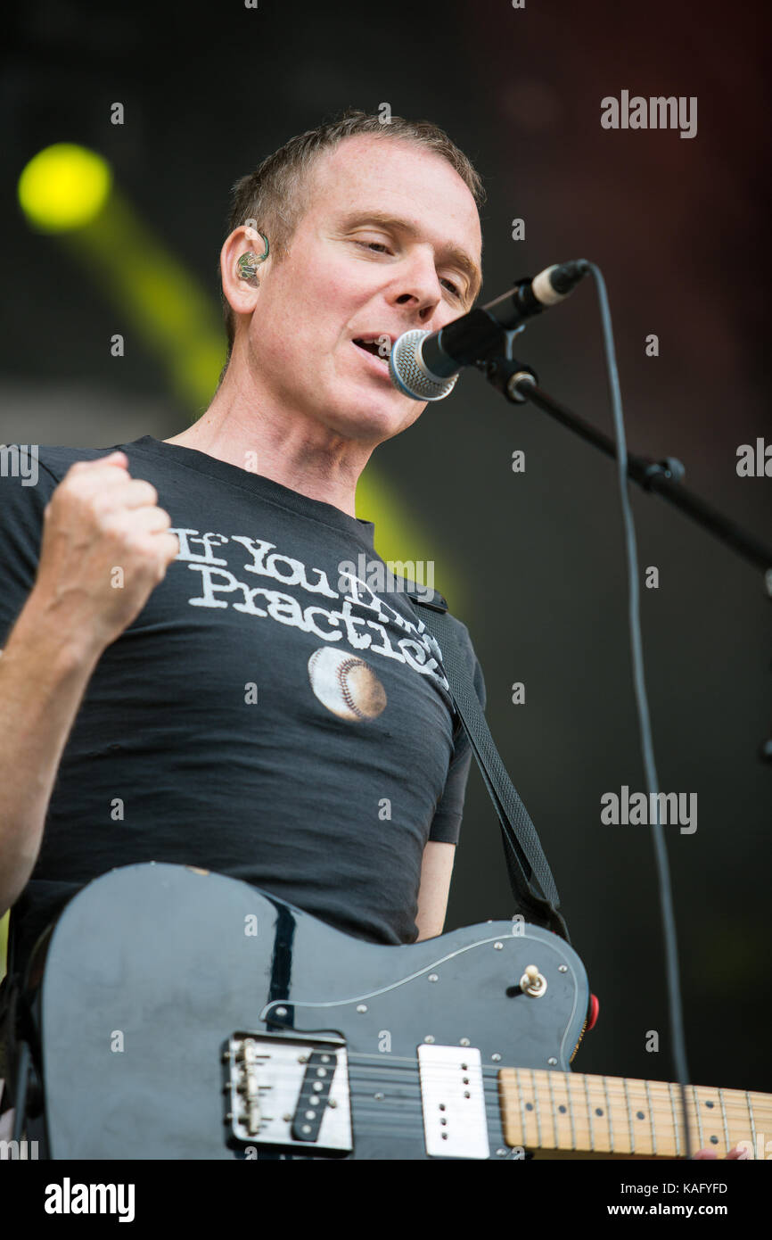 Die schottische Indie-Pop-Band Belle and Sebastian gibt ein Live-Konzert beim norwegischen Musikfestival Øyafestivalen 2015. Hier ist Sänger und Musiker Stuart Murdoch live auf der Bühne zu sehen. Norwegen, 12/08 2015. Stockfoto