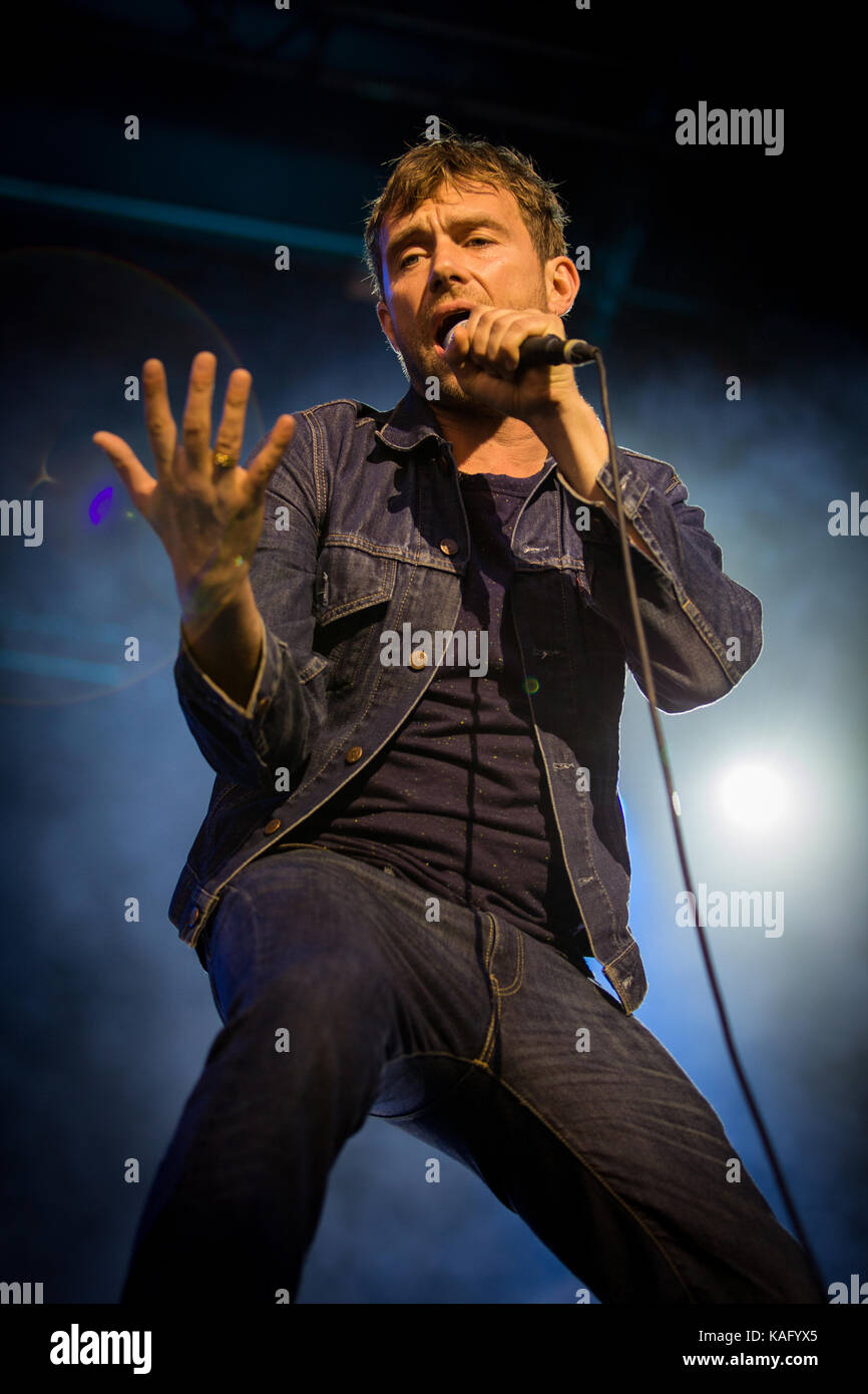 Die englische Britpop und Indie Rock Band Blur führt ein Live Konzert in der norwegischen Musik Festival Øyafestivalen 2013. Hier Sänger und Multiinstrumentalist Damon Albarn abgebildet ist live auf der Bühne. Norwegen, 07/08 2013. Stockfoto