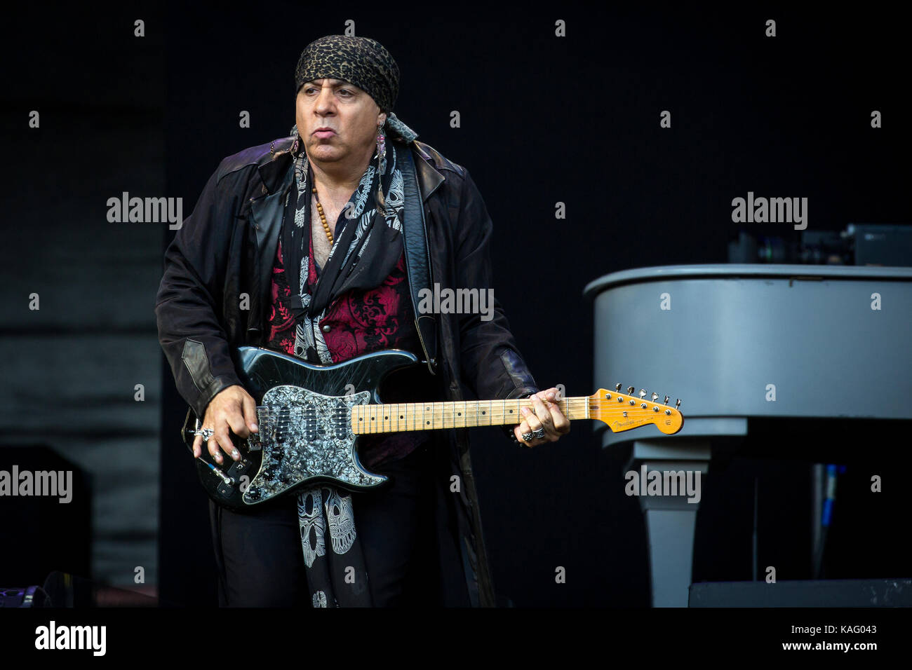 Der amerikanische Sänger, Songwriter und Musiker Bruce Springsteen führt ein Live Konzert mit seiner Band The E Street Band am Frognerparken in Oslo. Hier Gitarrist Steven Van Zandt der E Street Band live auf der Bühne zu sehen ist. Norwegen, 28/07 2016. Stockfoto