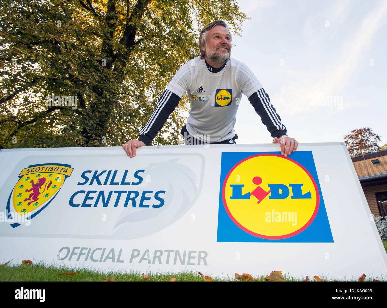 Steven Pressley während einer überraschung Lidl Skills Center Besuch Inverclyde-St's Columba Junior School, Kilmacolm, Renfrewshire. Stockfoto