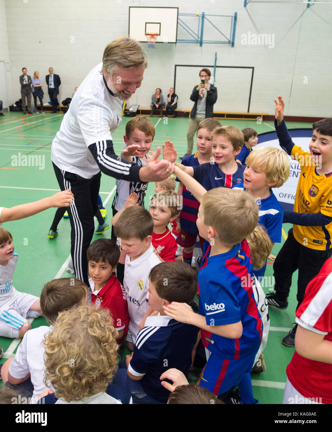 Steven Pressley während einer überraschung Lidl Skills Center Besuch Inverclyde-St's Columba Junior School, Kilmacolm, Renfrewshire. Stockfoto