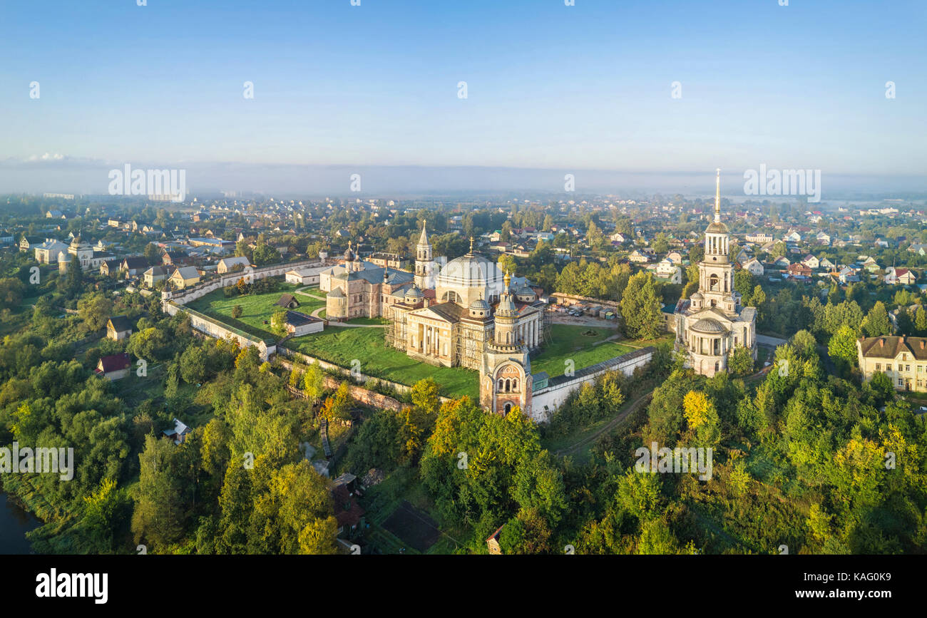 Luftaufnahme auf Boris und Gleb Novotorzhsky Kloster in Torschok