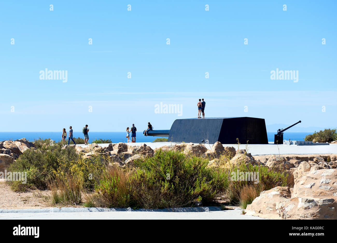 Cartagena, Spanien - 10. September 2017: Touristen an der Castillitos Batterie. Massive Waffen, die Bucht von Cartagena verteidigt. Murcia. Spanien Stockfoto