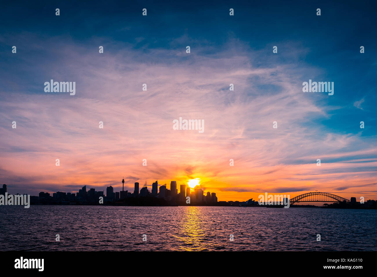 Sydney Skyline der Stadt Silhouette bei Sonnenuntergang, NSW, Australien Stockfoto