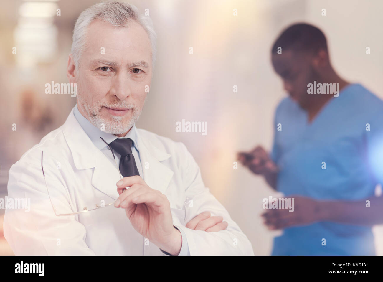 Attraktiven älteren Mann mit Brille in der Hand Stockfoto