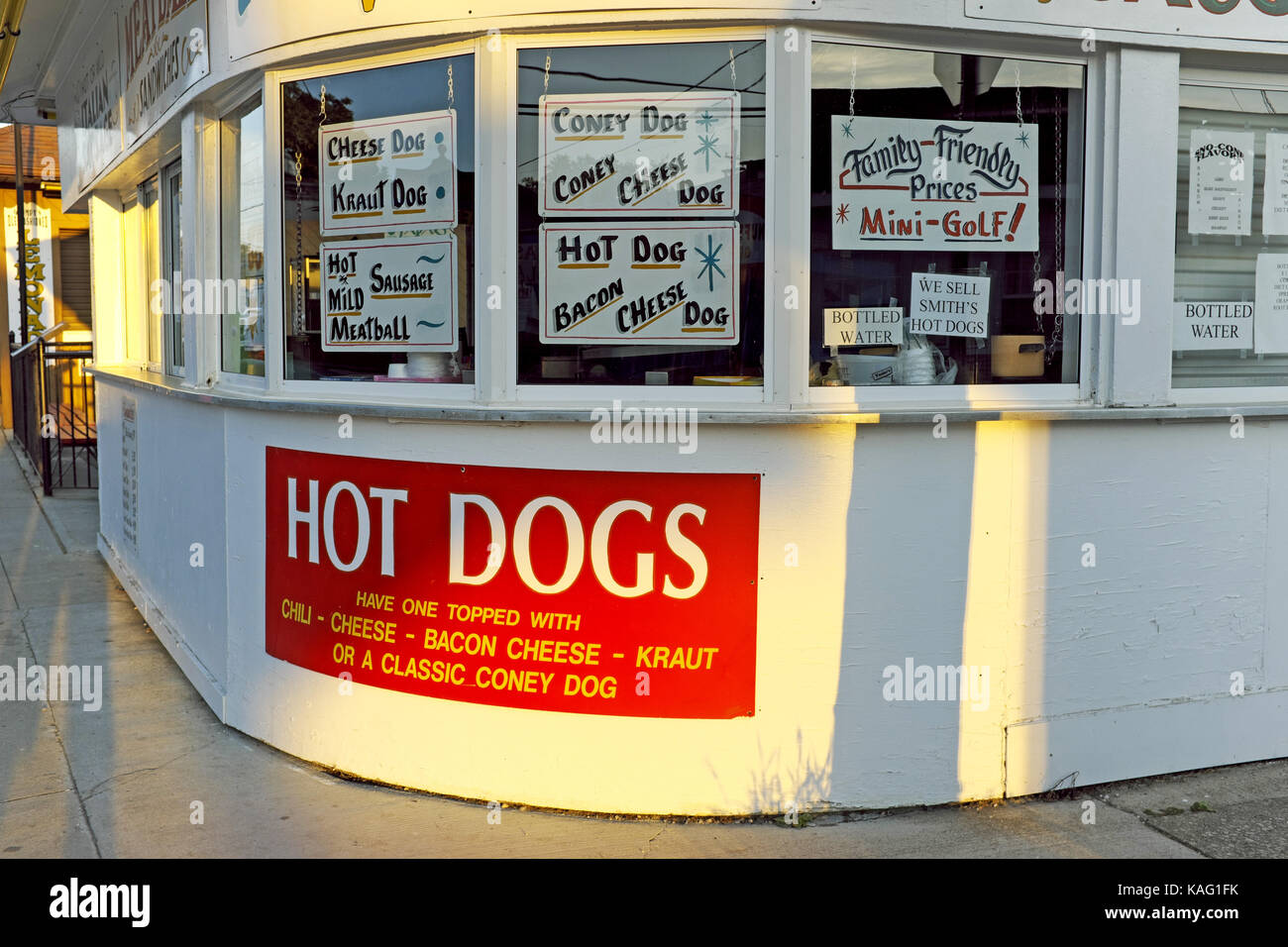 Ein Hotdog-Stand auf dem Genf-on-the-Lake-Streifen ist für die Saison in diesem Sommerziel geschlossen. Stockfoto