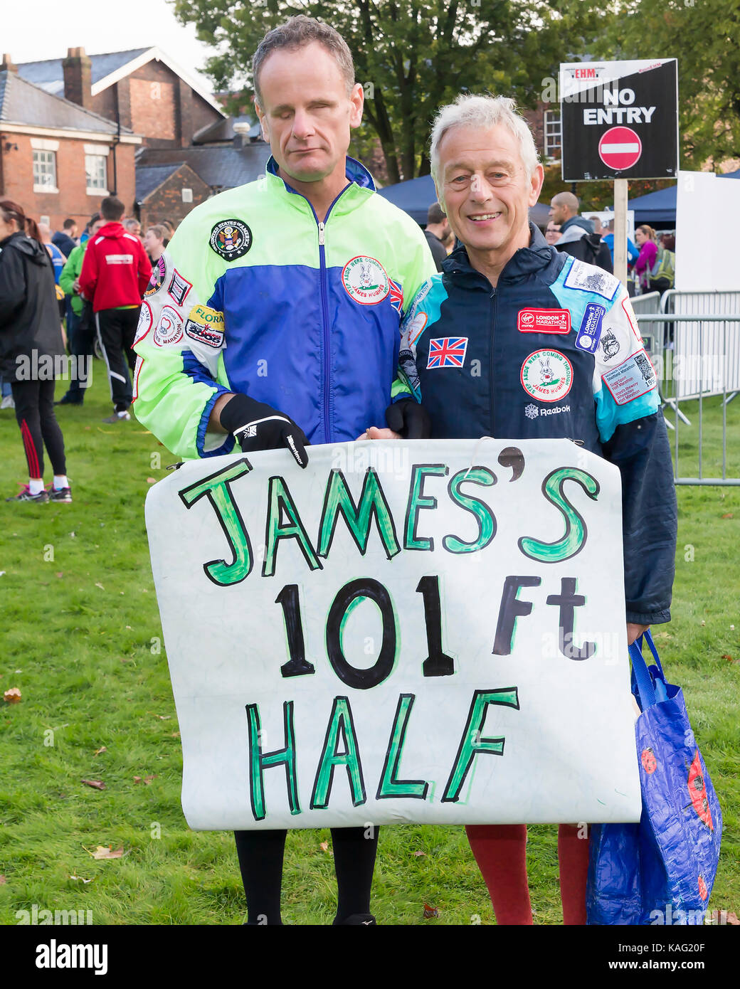 Blinden Läufer James Hughes mit seinem Führer John Courtney vorbereiten, ihre 101 Halbmarathon am Englischen Halbmarathon (EHM), Warrington, Cheshi ausführen Stockfoto