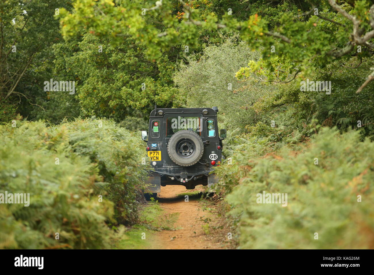 Guildford, Surrey, Großbritannien. 10. September 2017 Land Rover 4x4 Autos fahren off road' Grün Laning'. Stockfoto