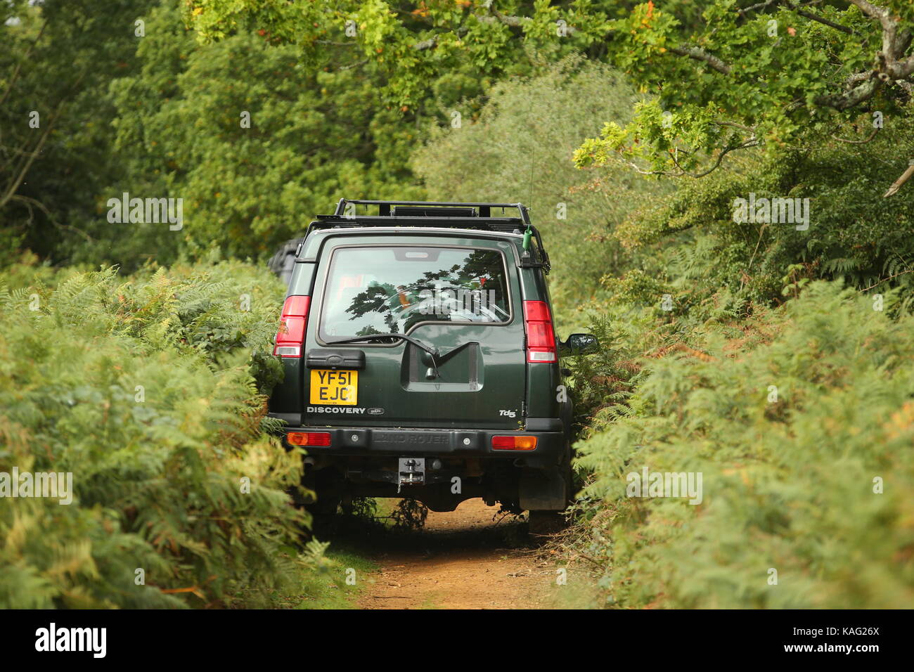 Guildford, Surrey, Großbritannien. 10. September 2017 Land Rover 4x4 Autos fahren off road' Grün Laning'. Stockfoto
