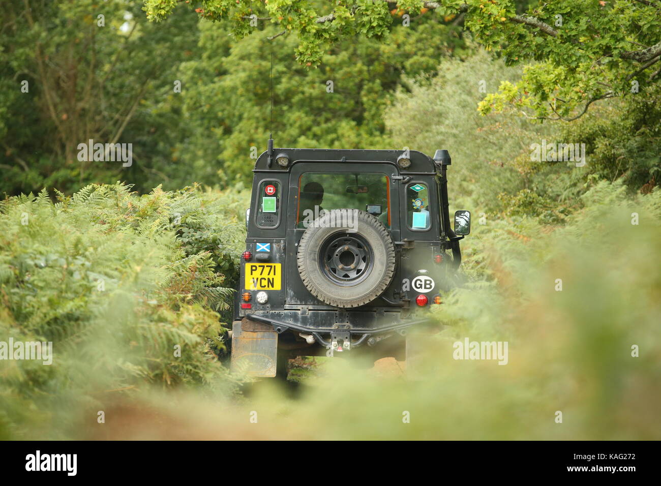Guildford, Surrey, Großbritannien. 10. September 2017 Land Rover 4x4 Autos fahren off road' Grün Laning'. Stockfoto